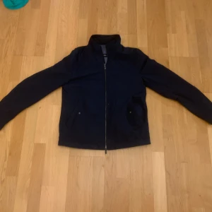Hugo Boss jacka - Hugo Boss jacka. Passar dig som är mellan 185-195cm. Bra skick. Skriv vid frågor eller flera bilder mvh ag.