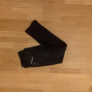Disel jens - Disel jens, snygga och trendiga disel jens i storlek W30 L32. Passar ding som är 180-185 ungefär. Dem är i ganska bra skick men har fått en cirkelsformat märke på byxan från en snusdosa. Skriv vid frågor eller flera bilder mvh ag.