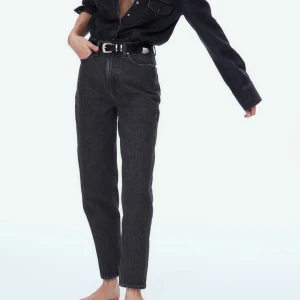 Hm svarta jeans - Mycket bra skick, använda fåtal gånger. Skicka meddelande om du vill ha fler bilder.