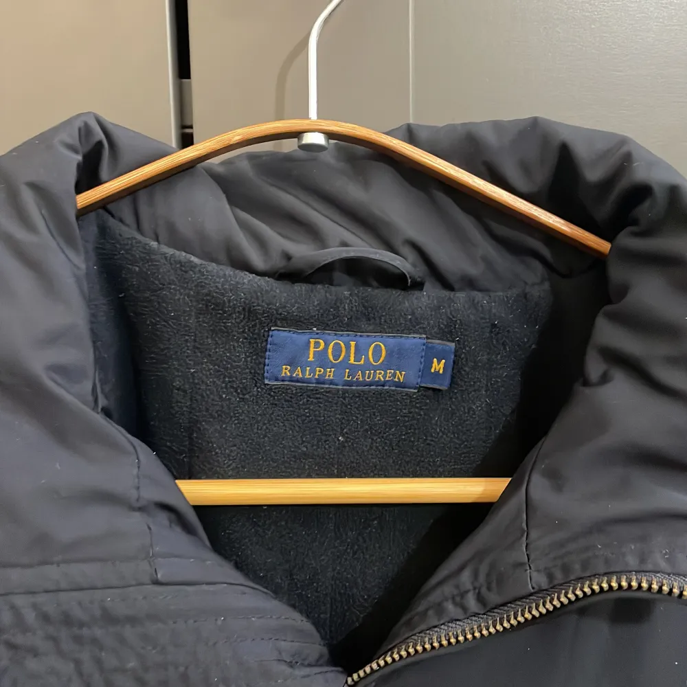 Höst jacka från Polo Ralph Lauren. Storlek S. Den är i riktigt bra skick utom nån liten fläck som går bort i tvätten. Priset kan diskuteras vid snabb affär . Jackor.