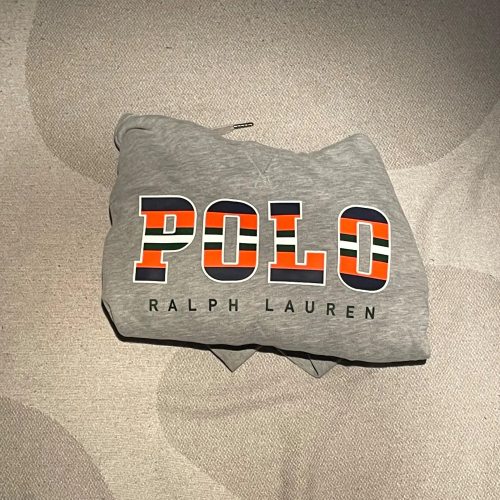 En grå Polo Ralph lauren hoodie i bra skick.. Hoodies.