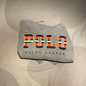 Grå Polo Hoodie - En grå Polo Ralph lauren hoodie i bra skick.