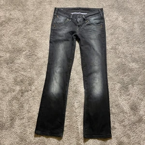 Lee jeans - Säljer dessa supersnygga lågmidjade jeansen från Lee. De är i fint skick men kommer tyvärr inte till användning❣️❣️