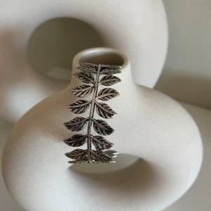 Mycket fint armband - Reglerbart armband  •Knappt använt, i mycket bra skick •Osäker på material •Pris: 85 kr 🚭Djurfritt och rökfritt hem 📬Kan skickas mot fraktkostnad(18 kr) 📍Mölnlycke centrum