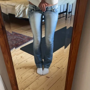 Lågmidjade crazy age jeans  - Midjemått rakt över: 34 Innerbenet: 76 Säljer då de är för små för mig. Passar någon med storlek 32-34.