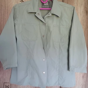 Grön jeans jacka - Säljer den här fina höstjackan från reserved på grund av att jag inte får användning för den!