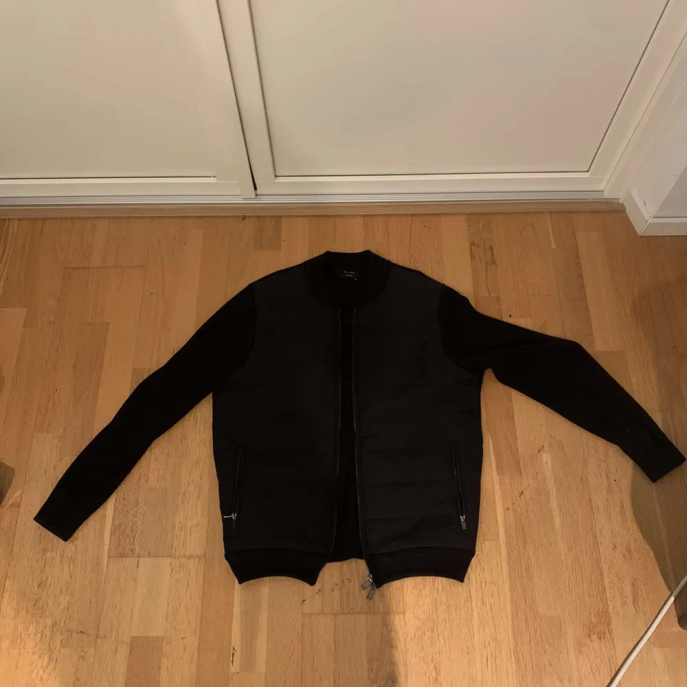 Säljer en för fet cardigan från masimo dutti | Nyskick | denhär cardiganen är sjukt svårt att få tag på i denna färg o skick | kom dm för fler frågor!. Takit.