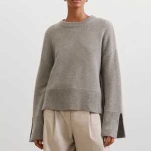 Soft Goat tröja - Soft Goat Split Arm tröja i grå (modell på första bilden men färg på andra bilderna), storlek S. Finns ej kvar, köpt 2023. 🩶 100% Kashmir. Nypris: 3495 