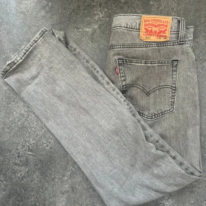 Levi’s Jeans - Ett par levis jeans i grå färg, jenasen är i toppskick.