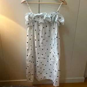 Sommar klänning💕 - Jätte söt vit mellanlång klänning från H&M!! 💗💘💗💓💞