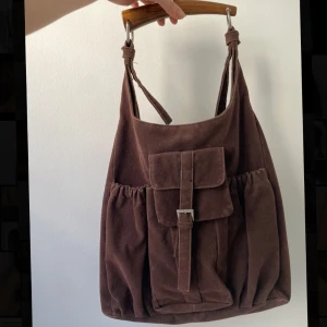 Fin väska  - Jättefin väska i bra skick. Från tidigt 2000-tal så en del nagg på trähandtaget finns. Men annars i fint skick. Påminner lite om ysl mombasa väskorna❤️