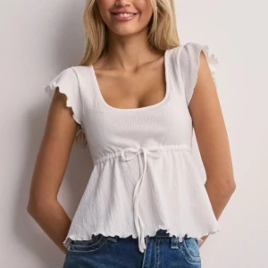 Topp - Jätte söt top från Nelly, aldrig använt. Säljer i svart också. Köpte för 279kr men säljer för 178kr