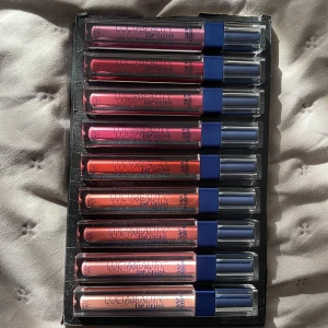 Longlasting moisturizing lip gloss  - Jätte snygga färger har aldrig använt de.