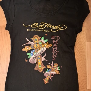 Ed Hardy topp - Riktig ed hardy Passar xs, s och m Skönt material Stenarna sitter kvar