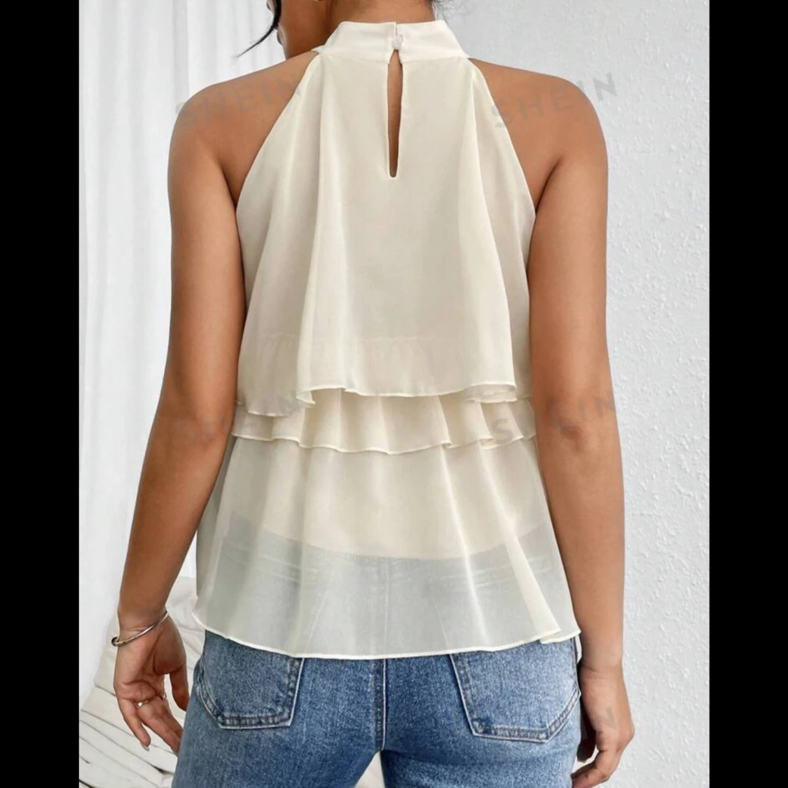 Beige topp med volang   - 90