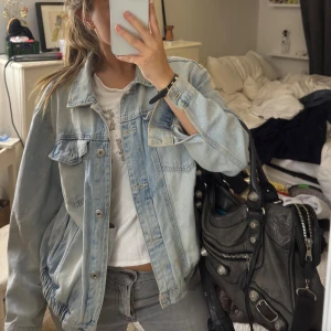 Jeansjacka  - Perfekta jeansjackan som tyvärr inte kommer till användning längre. Storlek L men sitter så snyggt på mig som har S