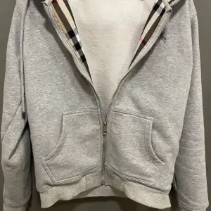 En jättefin Burberry Hoodie i storlek M. Knappt använd den nästan helt ny skick. Säljer för den kommer knappt i användning längre. Var inte rädd att fråga om du vill veta mer.