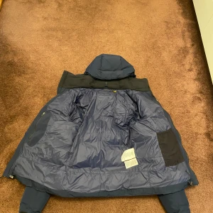 Polo jacka! Knappt använd! - En polo ralph lauren i fårgen marinblå! Knappt använd. Köptes förra vintern sent och har anvönts kanske 10 gånger. Inge deffekter och den är stor i storleken och passar upp till 178