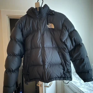 The north face jacka  - Jag säljer min the north face jacka. Den är i bra skick ny pris 3800