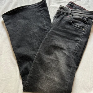 Replay jeans - Jättefina Replay jeans som tyvärr inte kommer till användning. De är i jättebra skick, har aldrig använt. Storlek:158/XXS De är bootcut lowwaist  De är mörkgrå Skriv privat om ni vill se bild på hur de ser ut på💕 Kontakta innan gärna innan ni köper💕💕