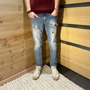 Tja säljer just nu dessa schyssta jeans från Replay med riktigt feta slitningar. Modell - 180 (67kg), passform - slim, jeansmodell- Anbass. Skriv för fler frågor/bilder mvh vestimenta😊