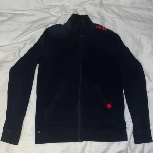 Hugo Boss kofta - Säljer min killes hugo boss kofta då han aldrig använder den längre. I storlek S och i nyskick (unisex), skriv privat om du har några frågor☺️