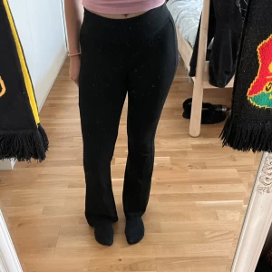 Bootcut byxor Bershka - Bootcut byxor från Bershka i storlek S. Ej använda då jag beställde fel storlek. Går hela vägen ner till marken på mig som är 167.