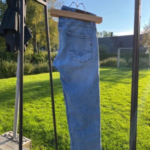 Replay jeans - Riktigt snygga replay Anbass jeans! Skick 9/10  Inga hål eller slitage. Han på bilden är liten av sig så dom sitter mycket lösare på han än vad dom igentligen sitter. Tveka inte om att höra av dig om du undrar något!!! Priset kan diskuteras.