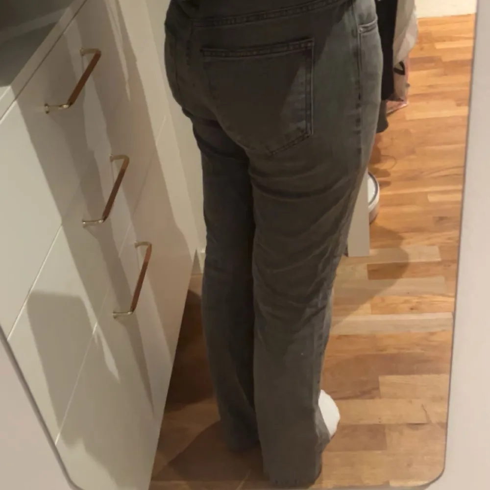 Använt fåtal gånger därav väldigt bra skick. Säljer pågrund av att de aldrig kommer till användning tyvärr💕. Jeans & Byxor.