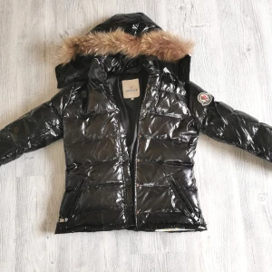 Vinterjacka moncler stl 3  passar barn 152/158 - Vinterjacja Fint skick  Knäppning fram.  Huva från moncler ( ej äkta) 