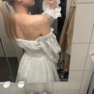 studentklänning  - bra material och ganska tjockt, ej använd samt lappen på! köpte för student men valde annan klänning. har en axlar likadan i XS samt lapp på som jag också säljer. 