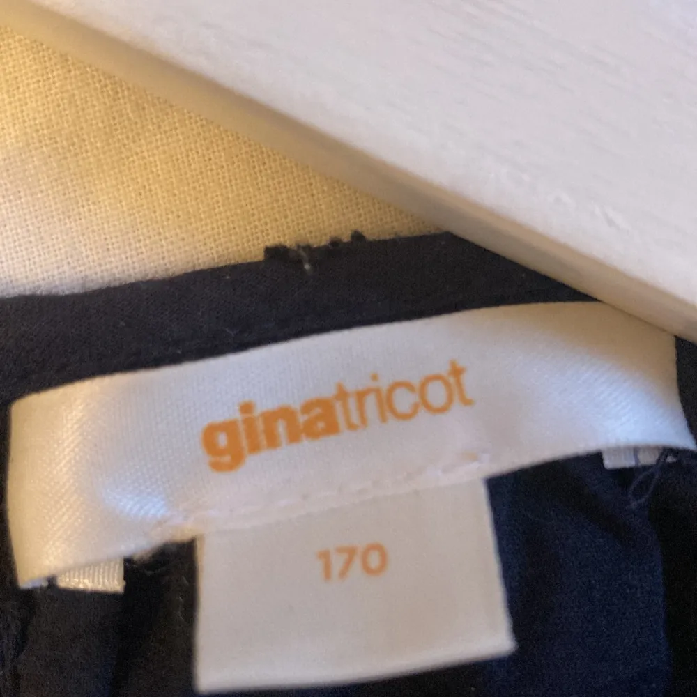 Jättefin marinblå prickig gina tricot blus från Gina Young avdelningen! Orginalpris 250 kr! Säljer då jag inte får användning för den längre!. Blusar.