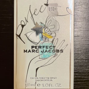 *NY*Marc Jacobs Edt Perfect 30 ml  - Ny inplastad i kartong med prislapp, Marc Jacobs Perfect Edt Spray 30 ml. Denna strålande, feminina, blommiga edp är en doft som utstrålar självförtroende och som uppmuntrar alla att våga vara sig själva #PerfectAsIAm Ord.pris 850 kr, Pris nu 490 kr 