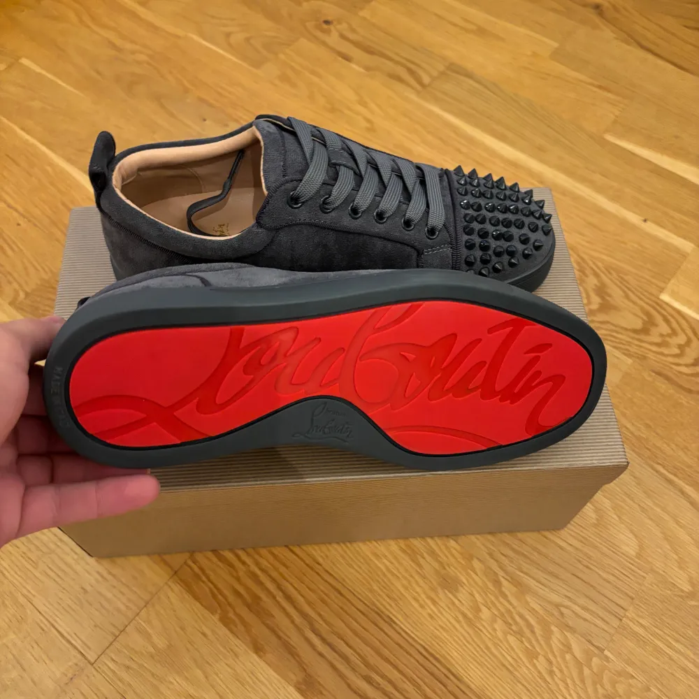 Helt nya loubs i storlek 44. Kommer med original box och dustbag. Kan gå ner i pris!. Skor.