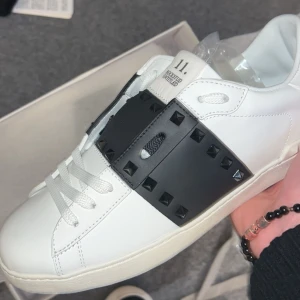 VALENTINO skor  - Skicket är perfekt infa skador ingen lukt  Mycket rena skor 