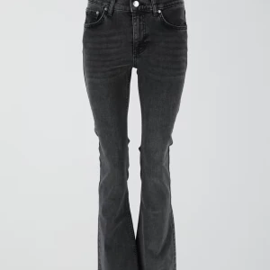 Low waist bootcut  - Säljer mina svarta lågmidjade bootcut Jeans från Gina tricot då dom bara ligger, jag är runt 170 och dom sitter bra på mig. Kom privat för innebenslängden och midjemåttet 