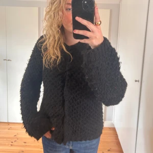 Svart stickad kofta från Indiska - Säljer en mysig svart stickad kofta från Indiska i storlek M. Koftan är i bra skick och passar både till vardags och lite finare tillfällen. Perfekt att ha nu i höst och vinter🖤❄️🍂🌬️🌧️