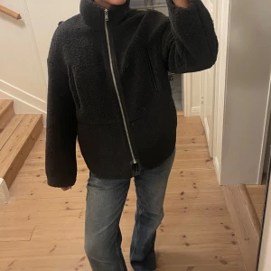 Teddyjacka - Köpt från h&m förra vintern, är sparsamt använd men har lite slitage på axeln från en väska men inget som syns när man har den på sig, annars mycket bra skick. Mörkgrå i färgen.
