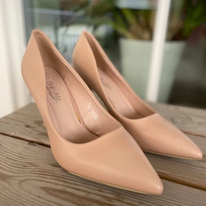 Rosa klackskor - Beige/rosa stiletto klackskor i god skick. Endast använt fåtal gånger. Passar smala fötter.
