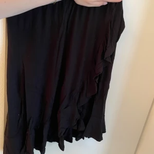 Svart kjol - Supermjuk svart kjol!  Har tyvärr ingen storlek men skulle gissa på en XS/S  Bra skick!