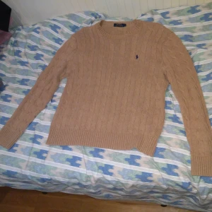 POLO RALPH LAUREN Cotton Cable camel - Kabelstickad tröja i bommul