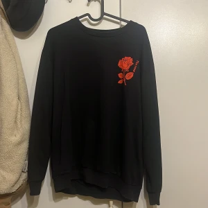 Tröja med rosor 🌹  - Köptes från Shein, är i bra skick, Storlek XS med stor i storlek