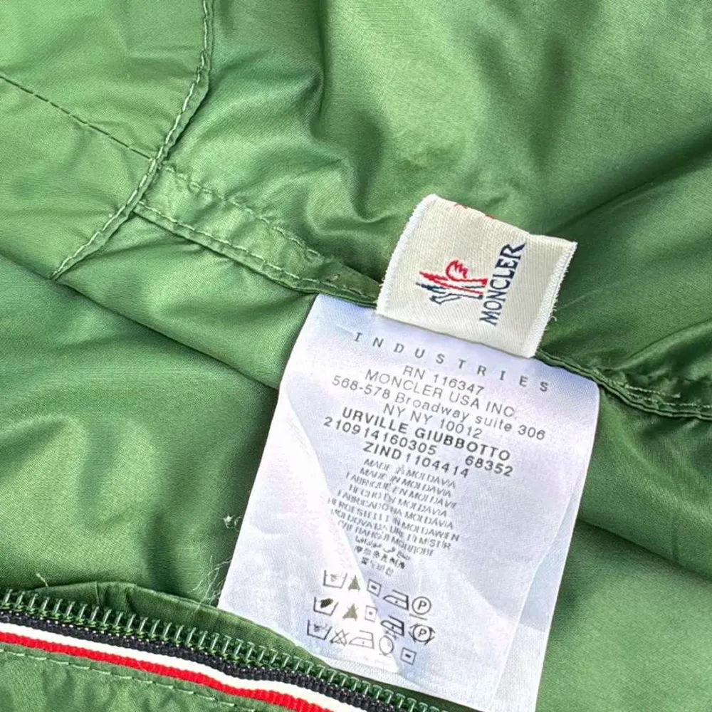 Säljer nu den här feta monclear windbreaker i storlek 2 för 2599! Nypris 7000 kr. Äkta såklart, går att legit checka på monclear hemsida. Jackan e i utmärkt skick och har knappt använda då storleken e för liten på mig. Tveka inte att ställa frågor🙌. Jackor.