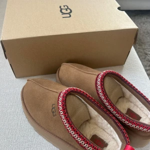 UGGS Tasman  - Helt nya oanvända uggs tasman i storlek 40 och är plattå, färgen heter Chestnut 