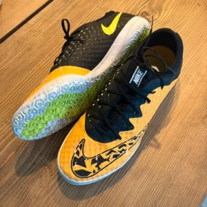 Futsal skor  - Säljer dessa futsal skor i 41 skick 8.5 av 10 Fler bilder o info i dm Kan gå ner i pris vid snabb deal 