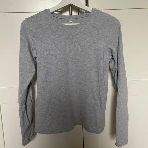 Grå basic långärmad tröja  - en vanlig grå basic långärmad tröja från Cubus, toppen skick 💕💕💕