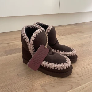 Helt nya mou skor! - Aldrig använda då jag hittade ett annat par, superfina och varma! Nypris ligger på 2999kr🥰💐🌟 