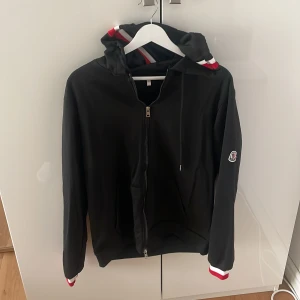 Moncler zip hoddie  - En svart moncler zip hoddie. Storlek L men passar M också. Priset kan diskuteras 