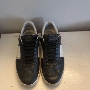 Valentino flycrews  - Tja bilder på min polares  feta flycrews i skick 8/10 pg av några nitar borta eftersom han vi köpte av hade satt på fejk men nu e d borta 💯💯 dm om några frågor letar efter byten helst men para funkar me 