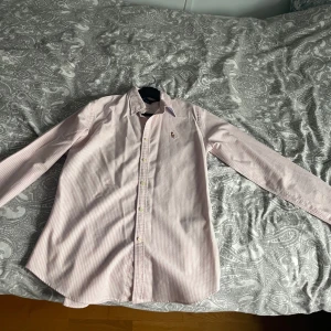 Ralph Lauren Polo skjorta - Rosa och vit ralph lauren skjorta till salu. snygg Se profil för annan färg. Storlek S 